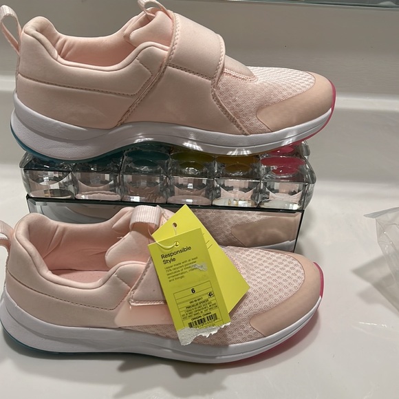 Shoes - Picture 4 of 4